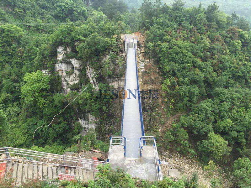 立柱懸幽谷，三丈見游魚